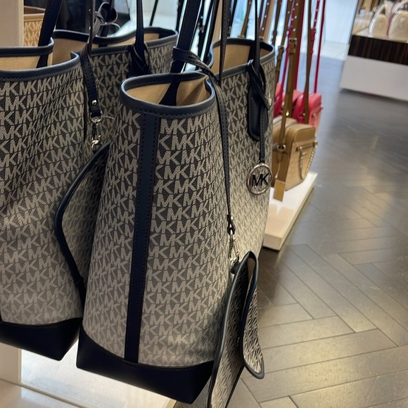 Michael Kors Eva Large Ombré Signature Logo Tote Bag
Navy
NWT - Picture 3 of 16